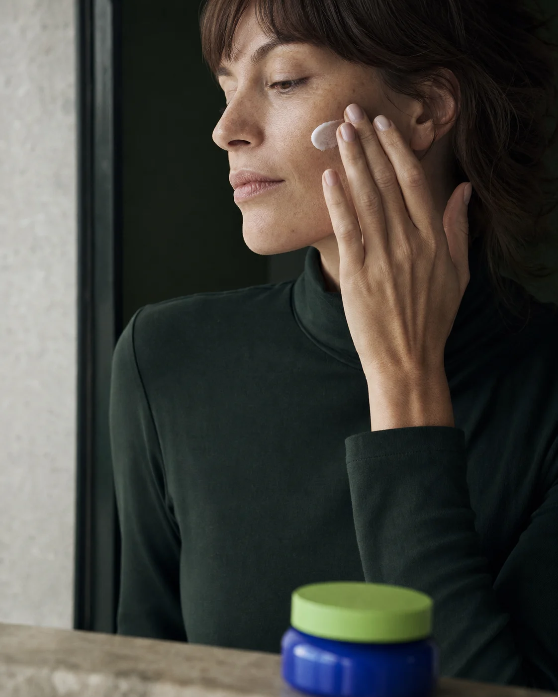 Aplicación de una crema facial VERDA 21