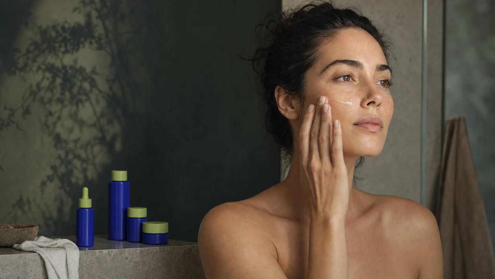 Ritual de cuidado facial VERDA 21 junto a una ventana